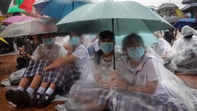 香港中學生發起罷課集會（3）香港反送中延燒，中學生2日在中環愛丁堡廣場發起罷課集會，因雨勢關係，學生們穿上雨衣參與行動。中央社記者吳家昇攝　108年9月2日