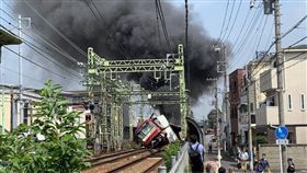 日本京急列車嚴重車禍！平交道與卡車相撞　出軌翻覆30傷（圖／翻攝自推特／@yuyu038）