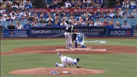 ▲柳賢振飆出三振沒踩穩糗跌倒。（圖／翻攝自MLB官網）