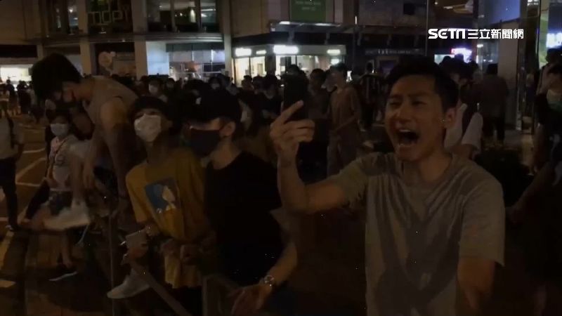 撤送中條例不買單！持續包圍警署抗爭