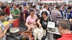 大媽的力量！中國好市多「烤雞」被搶爆　店員怒喊：排隊（圖／翻攝自微博）