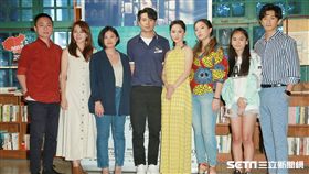 由夢田出品的電影《致親愛的孤獨者》由三部短片構成，今（5日）舉辦媒體茶會，其中兩位導演練建宏、于瑋珊率演員張寗、姚淳耀、李雪、鍾政均、林慈恩連袂出席，主題曲演唱人解偉苓也現身。（記者林士傑攝影）