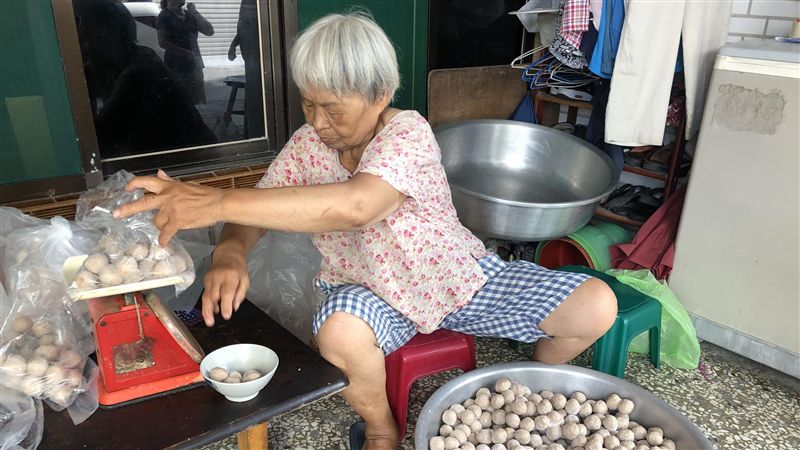 7旬嬤賣魚丸救孫　網：用新台幣下架