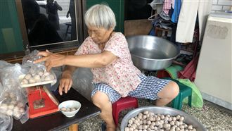 7旬嬤賣魚丸救孫　網：用新台幣下架