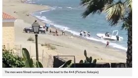 西班牙知名景點太陽海岸，發生一起走私運毒案件，一群毒販光天化日之下運毒，並威脅遊客不要報警。（圖／翻攝自Metro News）