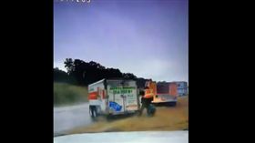 美國,Oklahoma,奧克拉荷馬,消防員,撞飛（圖／翻攝自臉書／Oklahoma Highway Patrol）