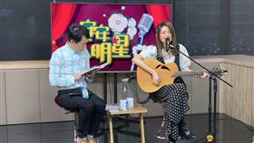 ▲黃妍現場演唱《自然醒》。（圖／記者陳姿穎攝影）