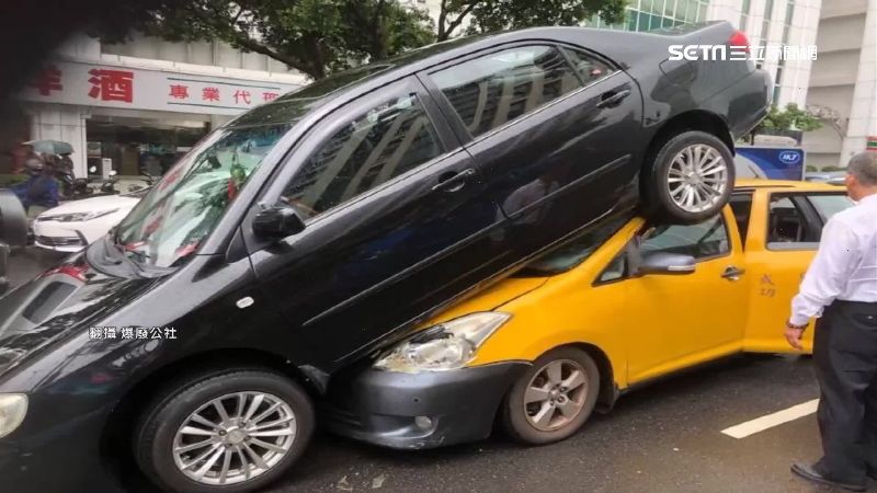 馬路疊疊樂　黑車「倒退嚕」壓上小黃