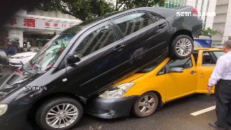馬路疊疊樂　黑車「倒退嚕」壓上小黃