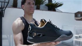 NBA／球哥招了！自家球鞋品質超渣
NBA,紐奧良鵜鶘,Lonzo Ball,Big Baller Brand
翻攝自推特