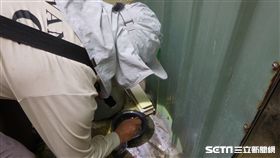 疾管署防疫人員於台南市安南區執行孳生源查核。（圖／疾管署提供）