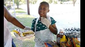 美國男孩花光積蓄買物資和熱狗，送給多利安颶風影響的人民們。（圖／翻攝自Daniel Latimer臉書）