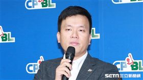 桃猿轉賣記者會，領隊劉玠廷說明。 （圖／記者林士傑攝影）