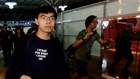 黃之鋒離台  指香港抗議活動會獲得全球支持香港眾志秘書長黃之鋒（左）5日晚間搭機離台，他指出，相信在9月底的抗議活動中，會得到香港、台灣還有世界不同地方的人支持。中央社記者邱俊欽桃園機場攝  108年9月5日