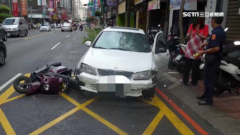 疑駕駛頭暈！轎車逆向暴衝撞倒母子
