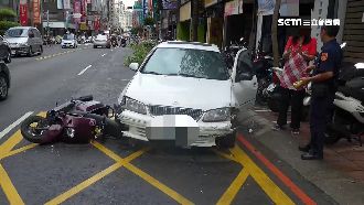 疑駕駛頭暈！轎車逆向暴衝撞倒母子