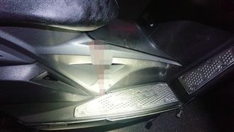 藍寶堅尼闖紅燈遭擋道　踹毆紅牌重機