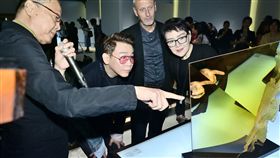 琉璃工房展出英國玻璃藝術  陶(吉吉)搶先看琉璃工房創辦人楊惠姍（右）、張毅（左），5日在琉璃工房博物館推出特展，展出英國玻璃藝術家柯林．雷德（Colin Reid）（右2）等人作品，歌手陶(吉吉)（左2）也出席，搶先欣賞展出作品。（紅心字會提供）中央社記者洪健倫傳真  108年9月5日