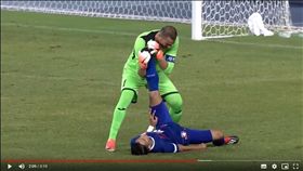 ▲中華隊陳浩瑋抽筋，約旦門將沙菲（Amer Shafi）幫忙拉筋。（圖／翻攝自中華足協提供畫面）