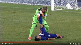 世足賽／台球員抽筋　約旦門將幫拉筋