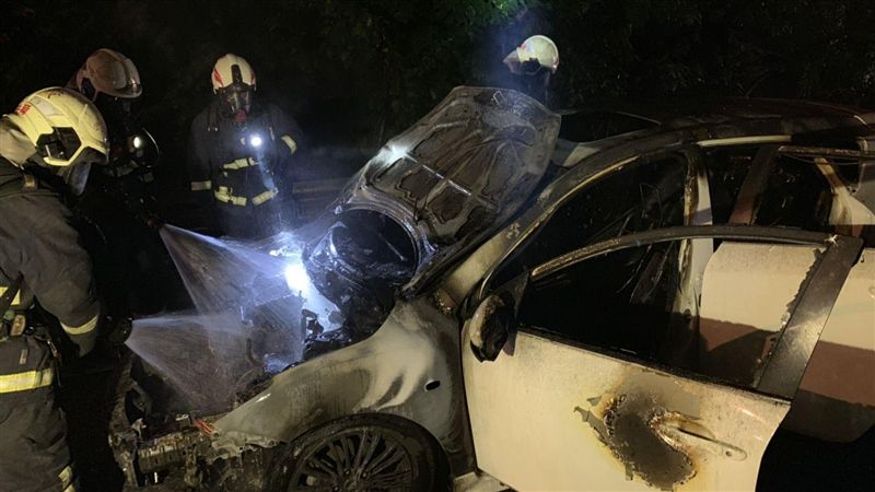 借車載妹國道竄濃煙　冒雨倉皇逃生