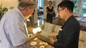 以色列科技創業之父 盼台以合作強化組織管理中華民國對外貿易發展協會今年企業高階主管實戰班前往以色列開課，董事長黃志芳（右）4日拜會被譽為以色列科技創業之父的瓦爾迪（Yossi Vardi, 左）。（外貿協會提供）中央社記者廖禹揚傳真 108年9月5日