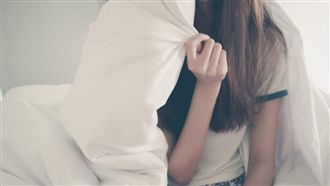 知名教練「蓋巾摸下體」　女學員出庭哭崩