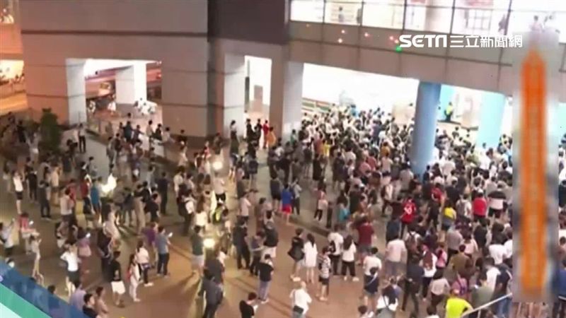 反送中活動持續！港民包圍警署抗議