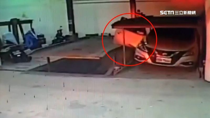 機械停車格突升！車門夾毀　車主嚇逃