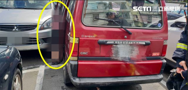 慎入！車子突往前開女駕駛遭夾2車間