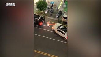 悍！保時捷女拿「長條物」棒打賓士車