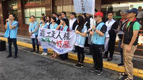 工會勞動部前抗議　批長榮秋後算帳打壓桃園市空服員職業工會6日在勞動部前召開「罷工是人權，長榮勿打壓」記者會，批評長榮航空在空服員罷工行動結束後持續對工會成員司法追殺，也不斷打壓工會、不肯停止秋後算帳。中央社記者吳欣紜攝　108年9月6日