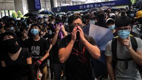 聚集機場巴士總站　反送中示威者表達訴求反對修訂逃犯條例網民呼籲其他人於1日下午1時參加「機場交通壓力測試」行動，許多民眾響應並在機場巴士總站聚集，參與行動的人說，到機場是要向外國旅客及外地媒體表達訴求。中央社記者吳家昇攝　108年9月1日