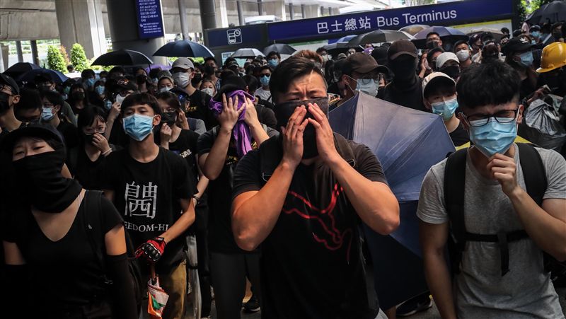 無差別攻擊惹怒港人！多地抗爭到深夜