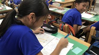 開學季！家長小心毒桌墊　文具這樣挑