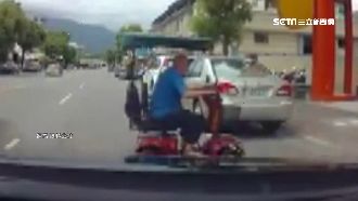 老翁騎電動代步車…橫越馬路險撞轎車