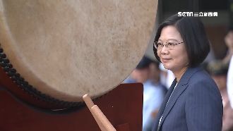 陸軍專科開訓　蔡英文帶隊擊鼓添士氣