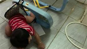 老媽在大號　男童坐螃蟹車撞開門　下秒超悲劇(圖/網友提供)