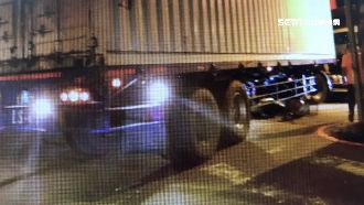 恐怖內輪差！貨車右轉撞騎士險輾過