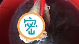 麵線夾著橡皮筋（圖／翻攝自爆怨公社臉書）