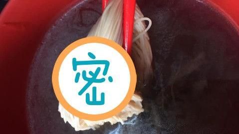 他麵線吃到一半…驚見「豔紅姻緣線」