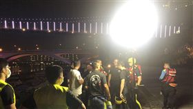 新店碧潭傳2女跳水，並在天鵝船上留下遺書、醫療手冊等。警消正在碧潭搜索2名疑似跳水女子的下落。（圖／記者游承霖翻攝）