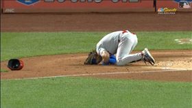 ▲哈波（Bryce Harper）右手中彈痛到趴在地上。（圖／翻攝自MLB官網）