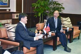 東京大學兩岸關係研究小組成員，6日前往高雄市府拜會韓國瑜，高雄市府提供