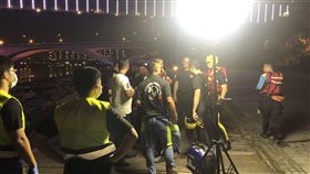 新店碧潭傳2女跳水，並在天鵝船上留下遺書、醫療手冊等。警消正在碧潭搜索2名疑似跳水女子的下落。（圖／記者游承霖翻攝）