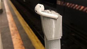 撿不完！地鐵人員崩潰：AirPods比假牙、奶嘴更可怕（圖／翻攝自@ashleymayer推特）