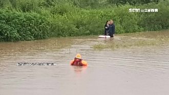 暴雨襲屏東！多處淹水、民眾車泡水中