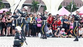 四歲的迷你禮兵孫孫愛上三軍儀隊，穿上儀隊軍服有模有樣場邊觀摩跟著操槍，超可愛的。（記者邱榮吉/攝影）