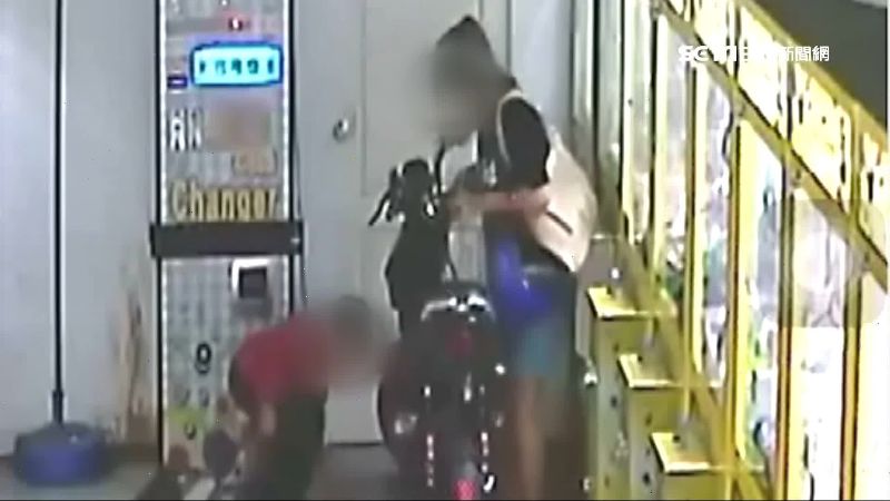 最壞身教！女帶童牽車偷充娃娃機電