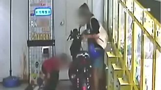 最壞身教！女帶童牽車偷充娃娃機電
